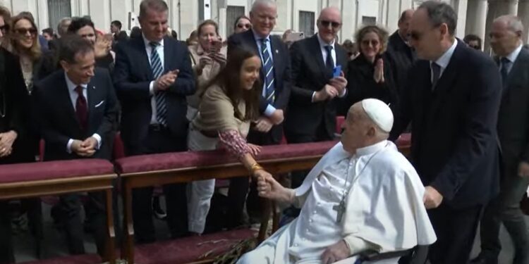 El Papa Francisco saluda al final de la misa del Domingo de Ramos