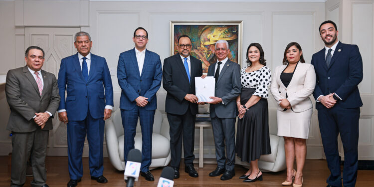 Gobierno somete proyecto para fusionar Hacienda y Economía en un solo ministerio