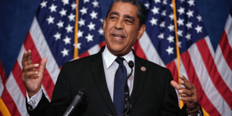 Adriano Espaillat impulsa ley para analizar intervenciones militares de EE.UU.