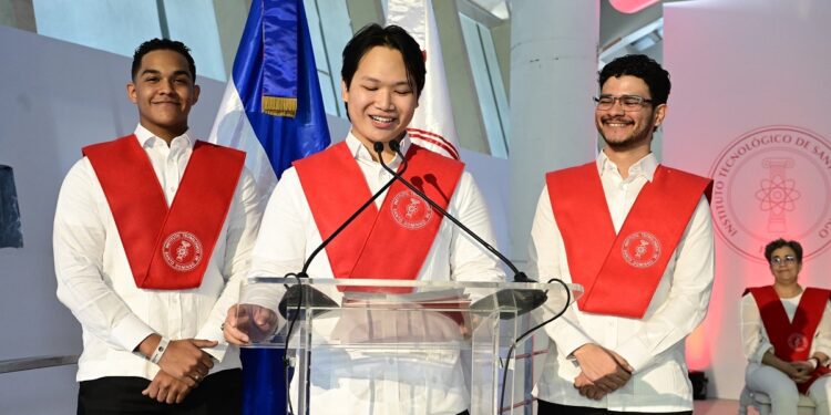 INTEC gradúa 911 profesionales y llama a liderar el cambio