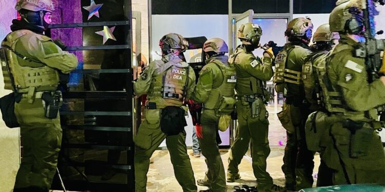 Más de 100 migrantes detenidos en club nocturno en Colorado