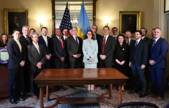 EE.UU. y Ucrania sellan pacto para explotar minerales estratégicos