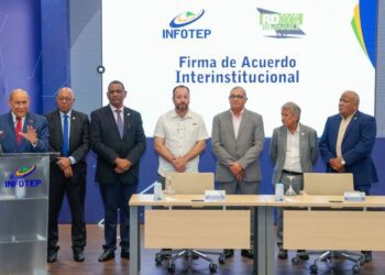 Capacitan en instalación de paneles solares y almacenamiento de energía en baterías 