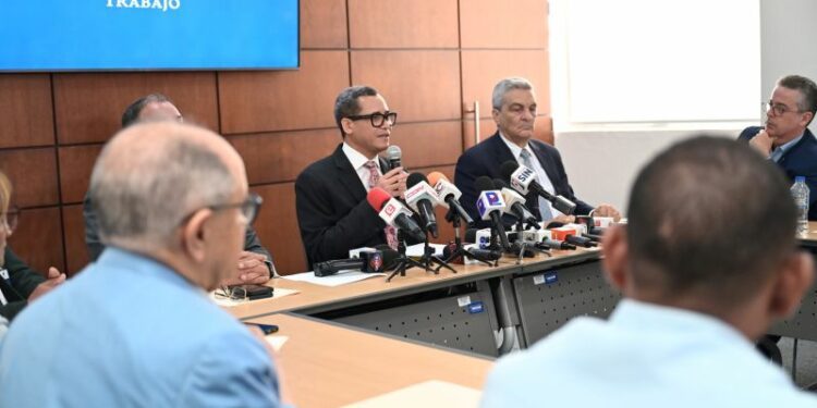 Gobierno anuncia aumento salarial de un 25 % zonas francas industriales