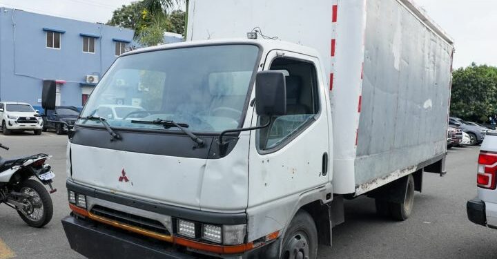 PN apresa a tres personas en flagrante delito por estafa con cheques falsos