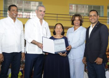 Abinader inicia titulación masiva en Monte Plata y Guerra