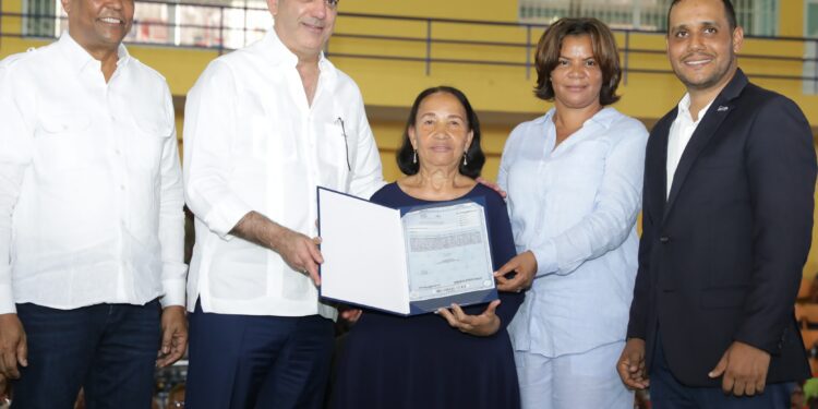 Abinader inicia titulación masiva en Monte Plata y Guerra