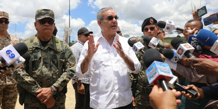 Abinader en la frontera: más muro, más vigilancia y millones de árboles