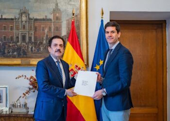 Embajador dominicano en España presenta sus Copias de Estilo en tiempo récord