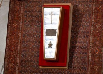 Francisco ya descansa lejos del vaticano: 82 personas con problemas de salud en su funeral