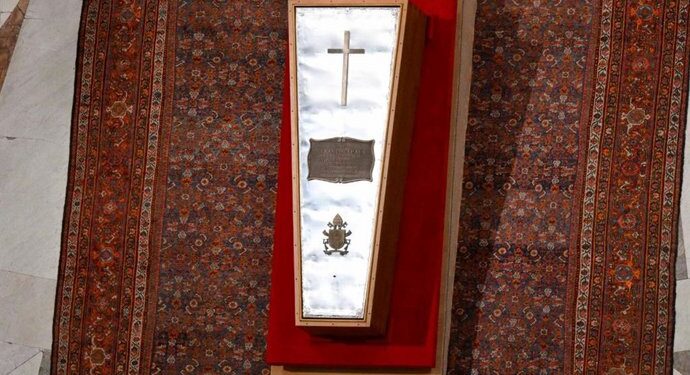 Francisco ya descansa lejos del vaticano: 82 personas con problemas de salud en su funeral