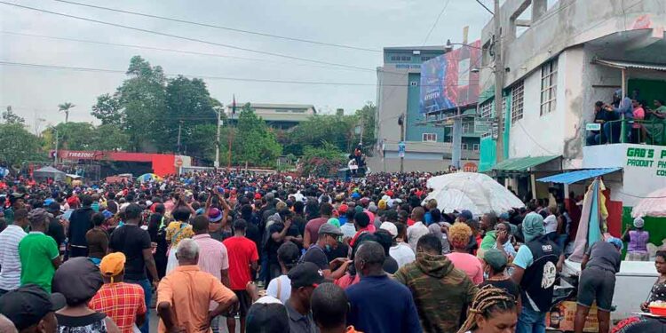 Noticias desde Haití: protestas, quemas de medios y refuerzos desde Jamaica