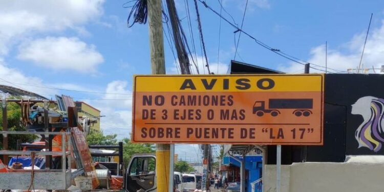 Obras Públicas cierra pase a vehículos pesados por el puente de la 17