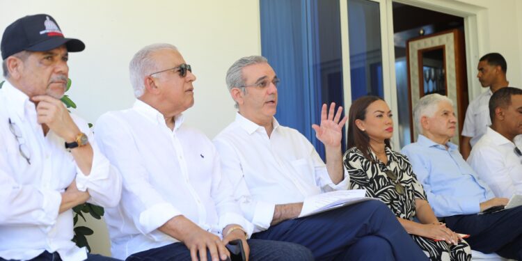 Abinader visita Espaillat y Puerto Plata tras lluvias e instruye soluciones