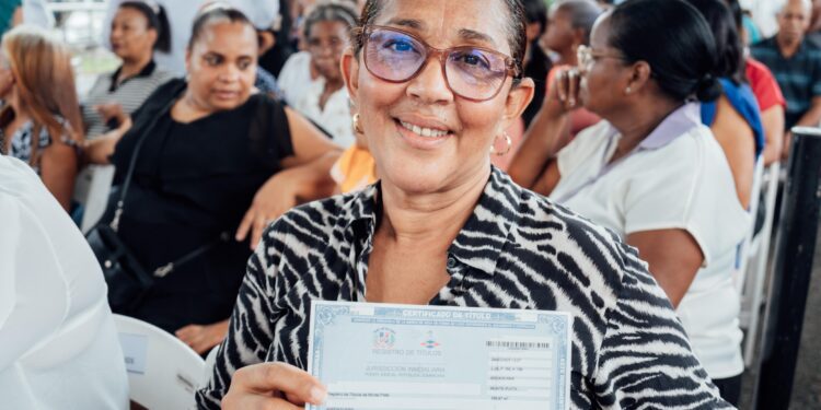 Un sueño hecho realidad: 90 familias tituladas en Bayaguana