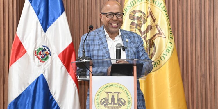 Alfredo Pacheco resalta en UTECO el valor del liderazgo resiliente 