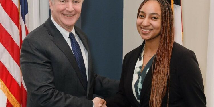 Diana Morillo concluye exitosamente pasantía en Congreso de EEUU