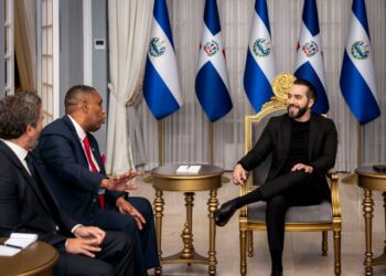 Flavio Rondón asume como embajador en El Salvador