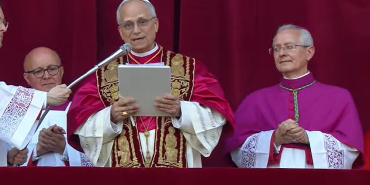 Robert Prévost da las gracias a Francisco, reza por la paz