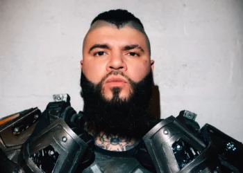 Farruko acelera con su nueva línea de scooters Carbon Armor