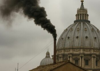 Humo negro en San Pedro: aún sin Papa tras primer escrutinio