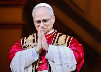 León XIV llama a evangelizar en contextos donde se "ridiculiza" la fe y se priorizan "dinero y poder"