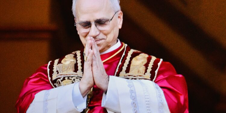 León XIV llama a evangelizar en contextos donde se "ridiculiza" la fe y se priorizan "dinero y poder"