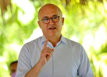 Domínguez Brito acusa al PRM de ignorar crisis de pisos de tierra