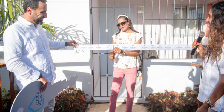 Hilton La Romana entrega casa a colaboradora ejemplar