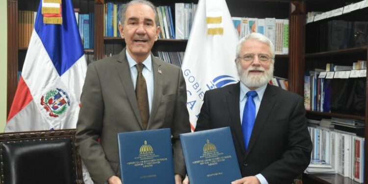 MESCyT y Universidad Fordham impulsan becas STEAM para dominicanos