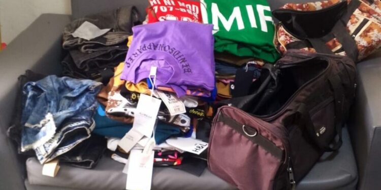 Detienen a presunto ladrón de tienda en Villa Altagracia