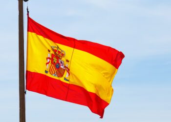 España flexibiliza residencia para jóvenes y cónyuges extranjeros