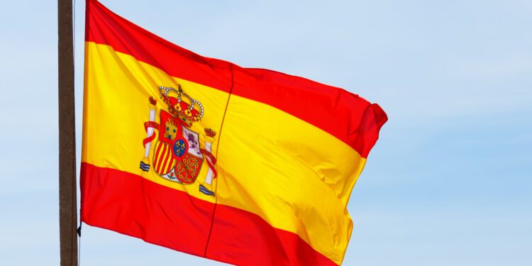 España flexibiliza residencia para jóvenes y cónyuges extranjeros