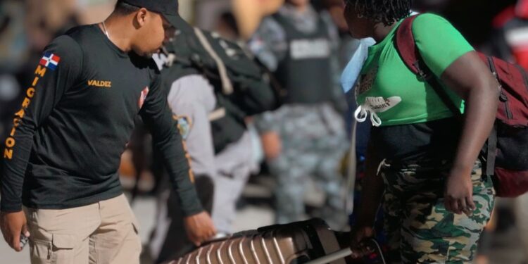 Operativo deja más de 1,200 haitianos detenidos por Migración