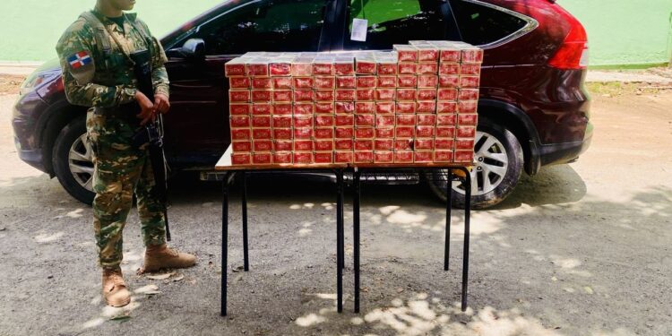 Ejército arresta pareja con 39 mil cigarrillos oculto en una jeepeta en Santiago Rodríguez