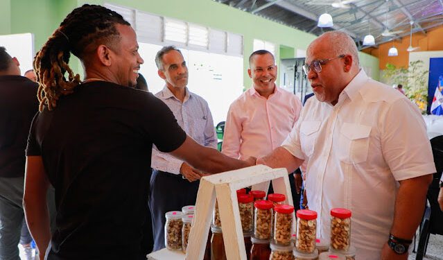 500 microempresarios de Pedro Brand reciben impulso económico del Gobierno