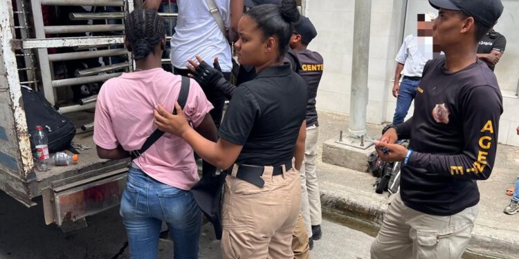 Casi 2,000 haitianos detenidos en nuevos operativos migratorios