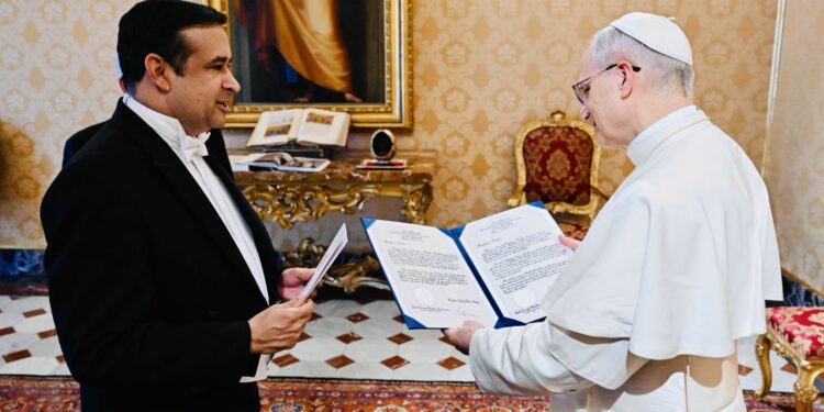 Embajador Víctor Suárez presenta credenciales al Papa León XIV