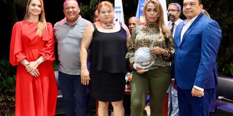 Jarabacoa rinde homenaje póstumo a Raffy Matías en conversatorio sobre derecho de autor