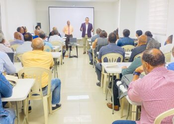 Román Jáquez supervisa diplomado electoral de Fuerza del Pueblo