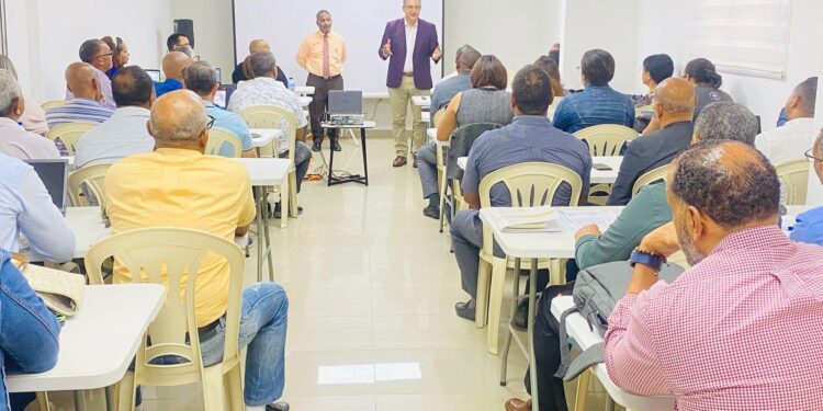 Román Jáquez supervisa diplomado electoral de Fuerza del Pueblo