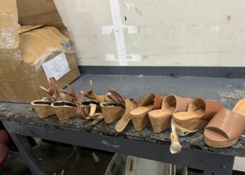 Detectan cocaína sería enviada a Inglaterra en zapatillas de plataforma