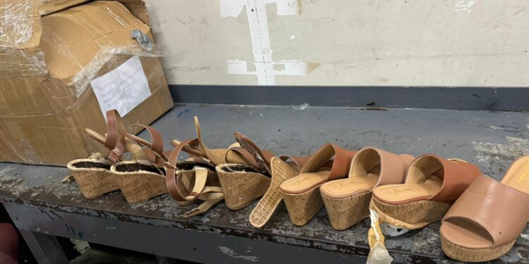 Detectan cocaína sería enviada a Inglaterra en zapatillas de plataforma