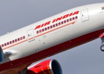 Avión se estrella con 240 personas abordo sobre zona residencial 