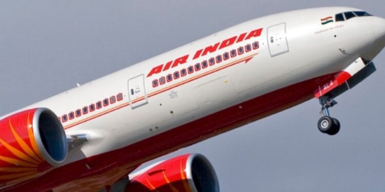 Avión se estrella con 240 personas abordo sobre zona residencial 