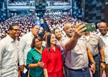 92 jóvenes se gradúan del programa Policía Juvenil