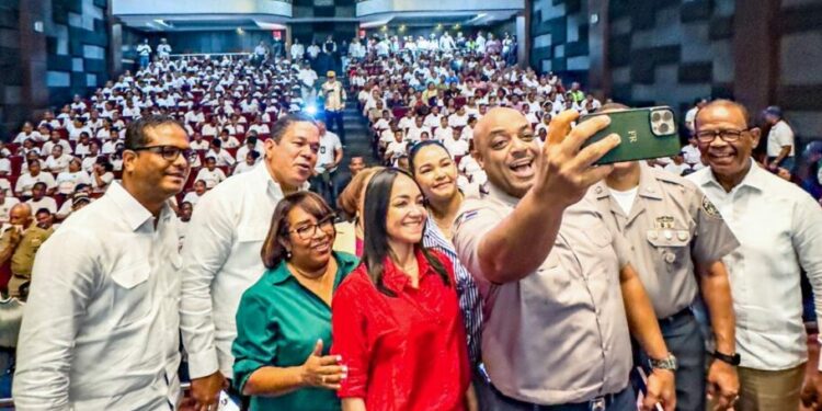 92 jóvenes se gradúan del programa Policía Juvenil