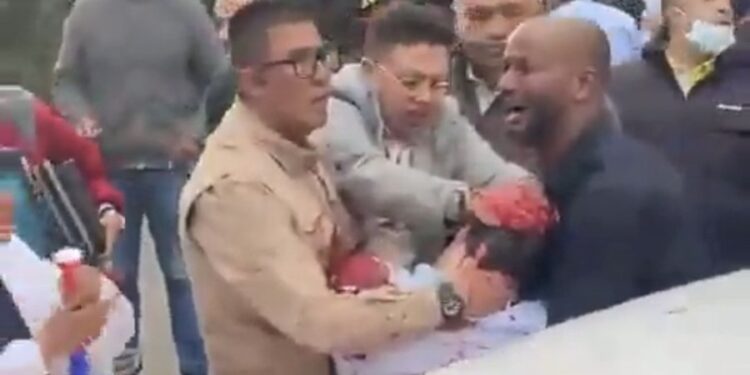 Miguel Uribe fue atacado a tiros durante un mitin en Bogotá; hay un menor detenido.