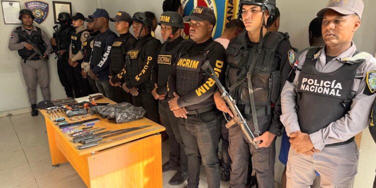 Detienen a ocho en Enriquillo con armas, drogas y equipos ilegales