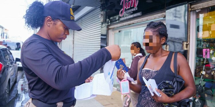 Migración intensifica control y deporta a más de mil haitianos